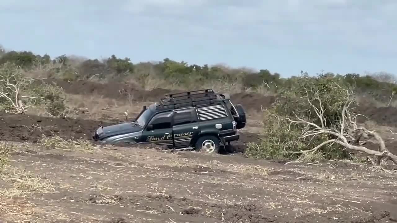 Eines der Selbstmordautos von al-Shabaab fiel am frühen Montag in einen Graben nahe einer Militärbasis außerhalb des Dorfes Mido. Sicherheitskräfte sprengten es später in einer kontrollierten Detonation in die Luft.