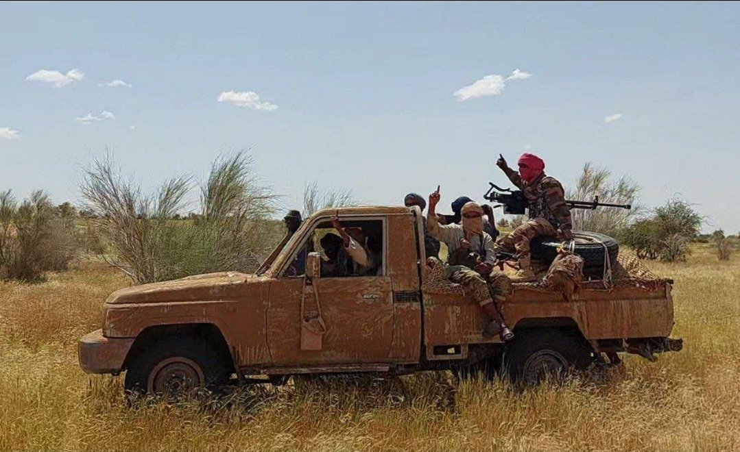 In einer neuen Erklärung zu den Ereignissen in Ber, Timbuktu und Gao behauptet Al-Qaida (JNIM), in Ber 16 Menschen getötet und 26 verletzt zu haben, und bei einem Angriff in Tim/Gao seien fünf Russen verletzt worden. Darüber hinaus räumte die Gruppe den Tod von fünf Mitgliedern ein, darunter des Emirs der Al-Quds-Einheit.