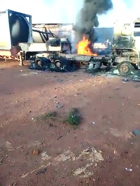 JNIM continues its startegic goal to paralize Mali's economy by targeting fuel supplies. Earlier today (27/9), the group set fire to multiple fuel trucks in Narena (Koulikoro region).  nAs fuel prices rose, averagedly, around 3-4 times, people are limiting their movements