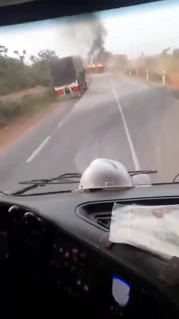 Yesterday in Mali, in the Bougouni region, Al Qaeda's JNIM set fire to more than three tanker trucks between Kadiana and Kolondièba, near the border with Ivory Coast.