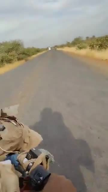 Un militant touareg du JNIM et son unité patrouillent sur la route entre Kita et Bamako, tandis que des camions passent sans être inquiétés. Ceci constitue une nouvelle preuve des importants renforts mobilisés par le JNIM du nord du Mali vers l'ouest pour faire respecter le blocus des carburants en cours.