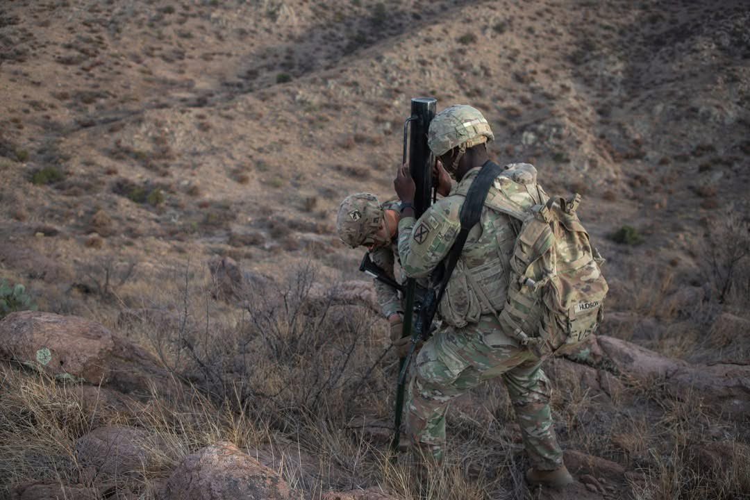 Las Fuerzas de Operaciones Especiales de EE. UU. realizan una incursión directa en Ballade. Hoy, las Fuerzas de Operaciones Especiales de AFRICOM de EE. UU. llevaron a cabo una operación directa en la cueva HabarBajuuke en Ballade. AFRICOM, con el apoyo de 10 helicópteros, lanzó un asalto a una gran cueva ubicada en la zona de Ballade.