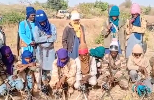 Mali: Gelen raporlara göre, Azawad isyancıları bu sabah (Cumartesi) çeşitli şehirlerdeki askeri üslere eş zamanlı ve koordineli saldırılar düzenledi. Ayrıca Azawad güçlerinin Kidal'ın kontrolünü tamamen ele geçirdiği, burada Azawad Ulusal Kurtuluş Hareketi'nin (MNLA) bayrağını dalgalandırdığı, bir askeri helikopteri düşürdüğü ve Gao'daki Wabaria kampını ele geçirdiği yönünde haberler de var.